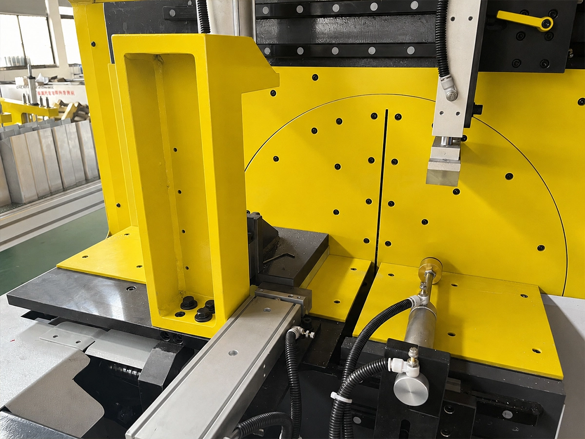 JR-550CNC-CORNER automatic angle positioning and circular-saw cutting area