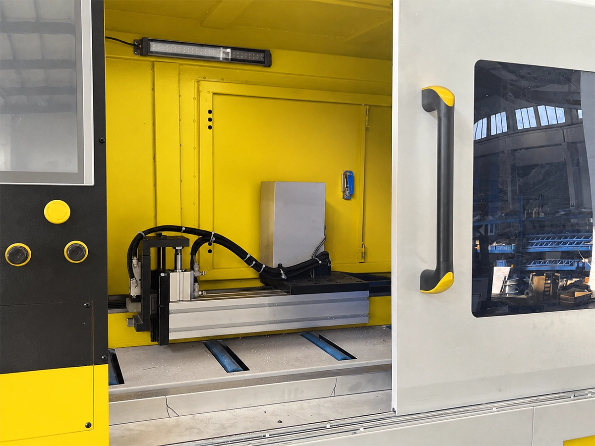 JR-550CNC-CORNER aluminum profile loading and automatic feeding area